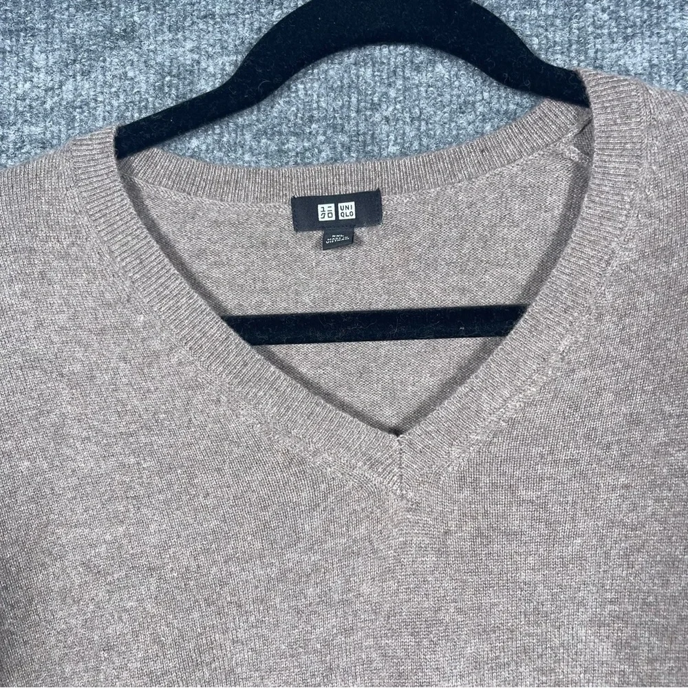 Uniqlo Men’s‎ XXL 100% Cashmere V Neck Sweater Oatmeal Light Brown Preppy Casual
